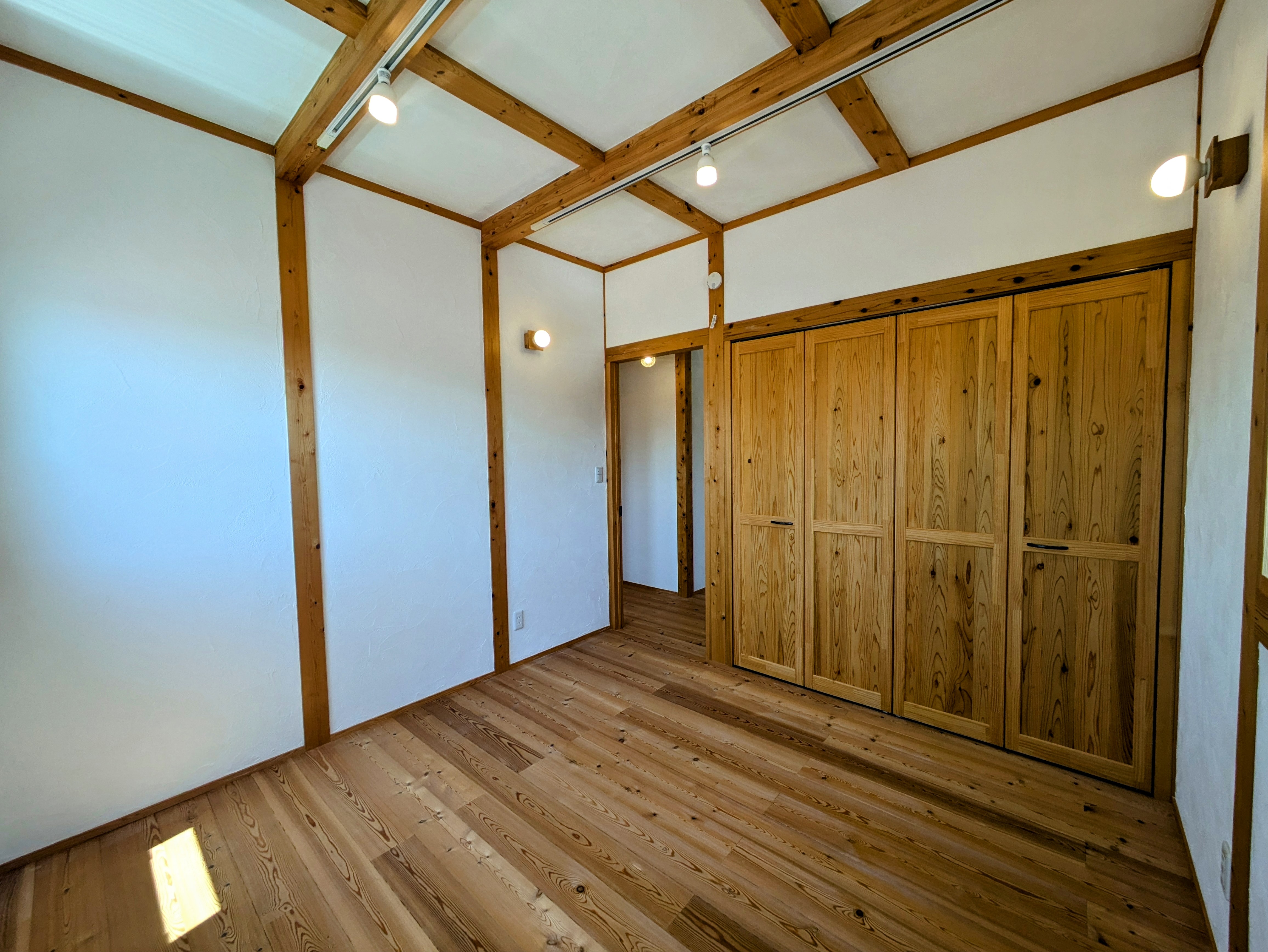 【久保町】　無垢材の温もりある落ち着く未入居物件！！