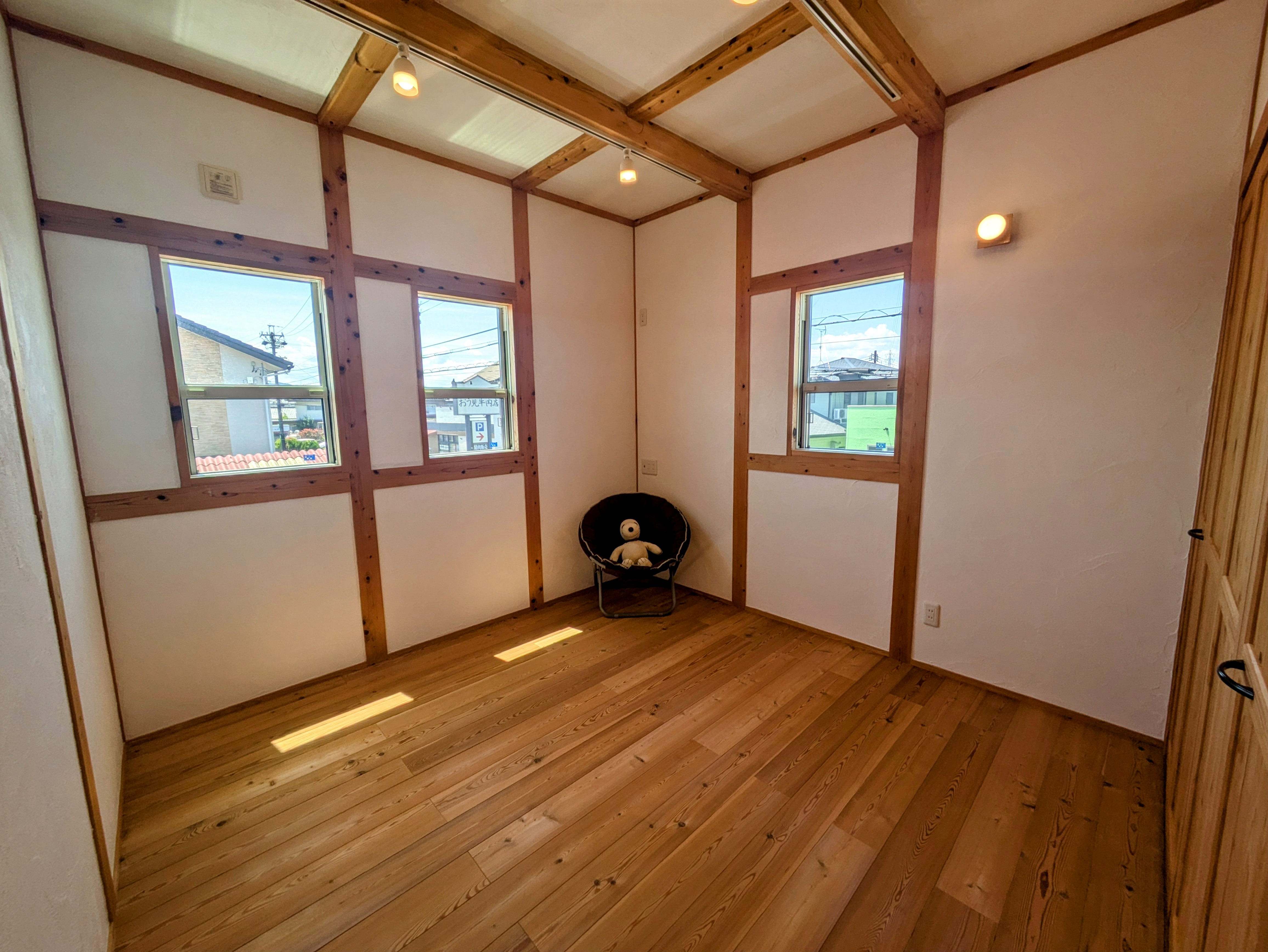【久保町】　無垢材の温もりある落ち着く未入居物件！！