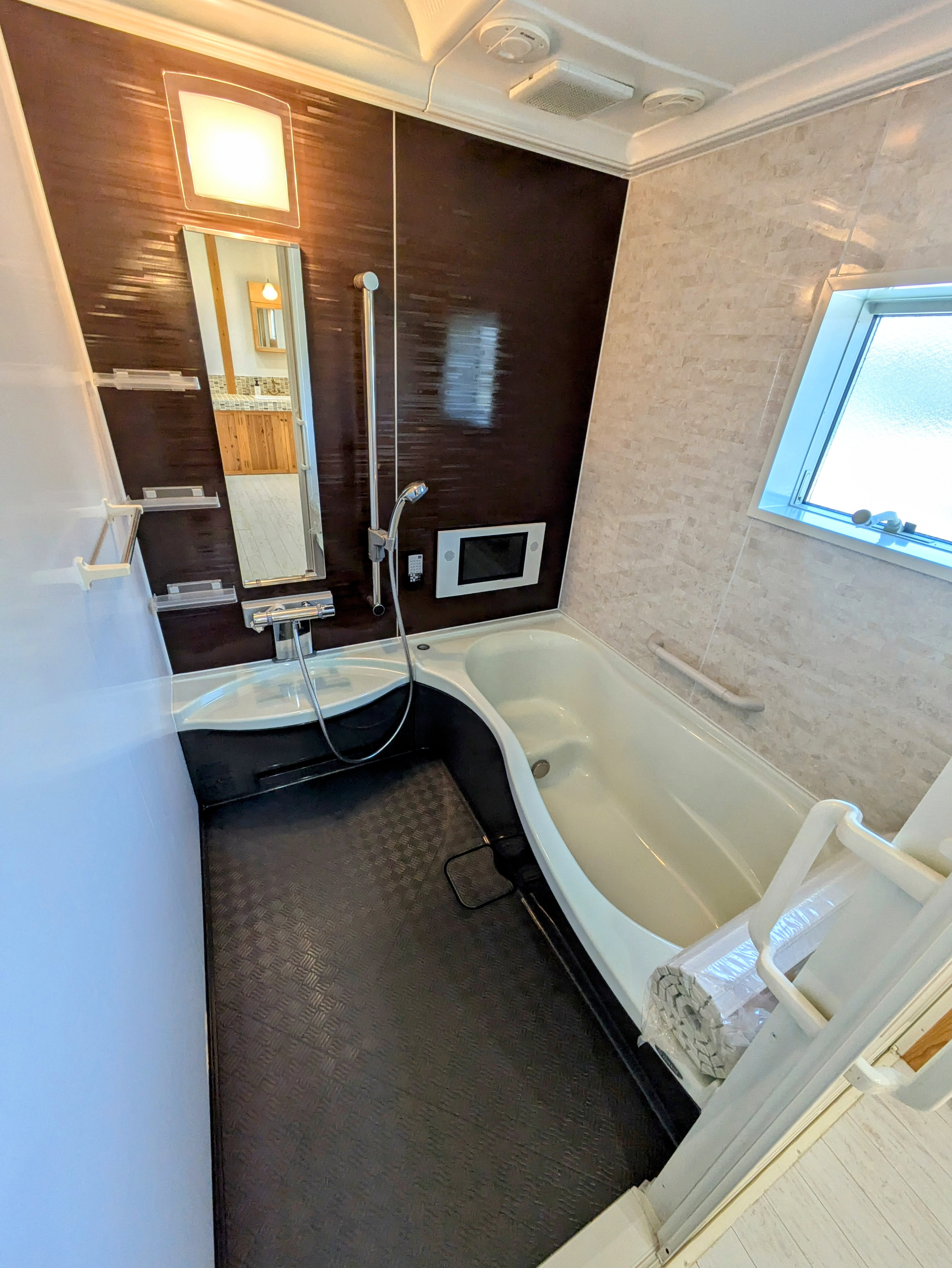 【久保町】　無垢材の温もりある落ち着く未入居物件！！