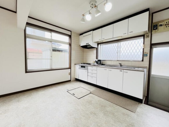 【津市白塚町】南向きの3LDK中古住宅！駐車も3台OKです！！